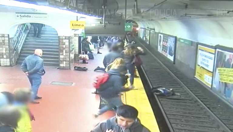Un pasajero se desmaya en el andén y empuja accidentalmente a una mujer a las vías del metro