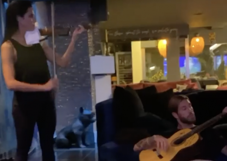 Él a la guitarra y ella al violín: Ramos y Pilar Rubio tocan juntos 'Fiesta  Pagana'