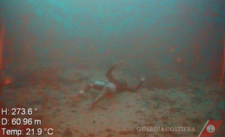 Encuentran a una mujer abrazada a su bebé en el fondo del mar