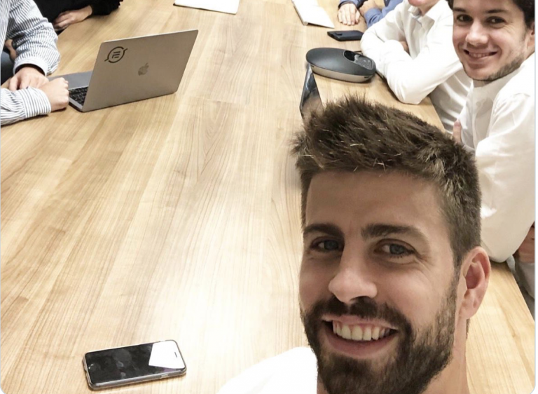 Piqué comparte su número de teléfono móvil en Twitter