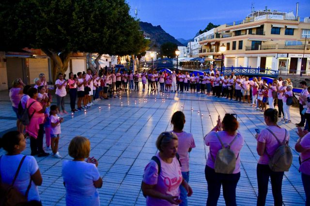 Cículo alrededor de lazo formado con velas en Playa de Mogán