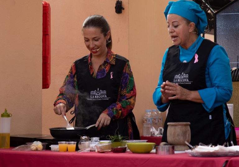La alcaldesa de Santa Cruz se atreve con el Aula de Cocina del Mercado de África