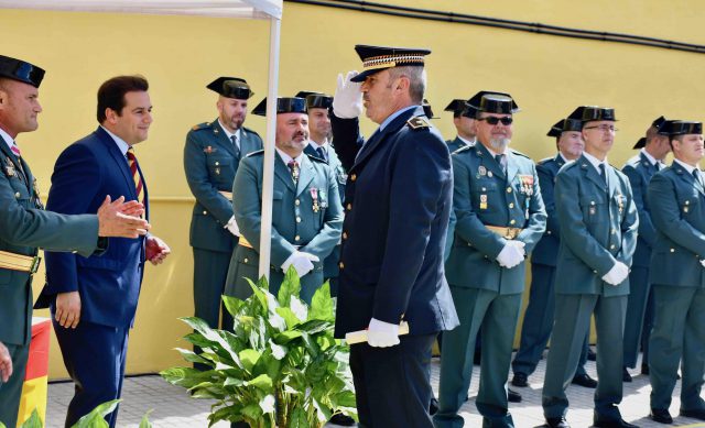 El agente local Ángel León tras ser reconocido por la Guardia Civil