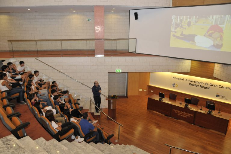 Cien escolares aprenden en el Hospital Dr. Negrín consejos básicos para salvar a una persona en situación de parada cardíaca