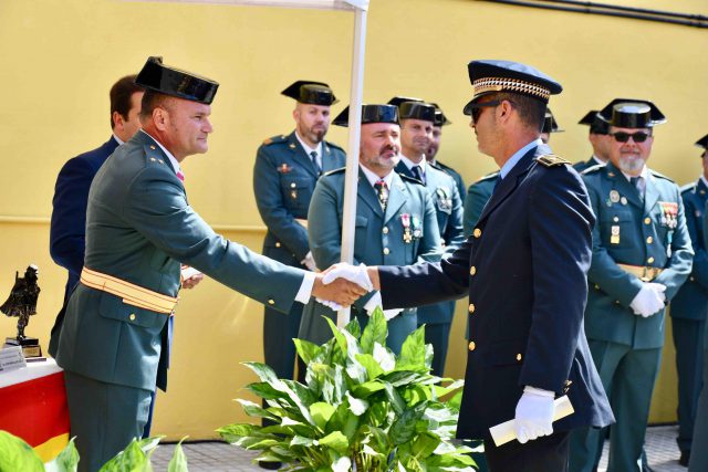 El comandante Rodríguez entrega credenciales al agente local Gustavo Miranda
