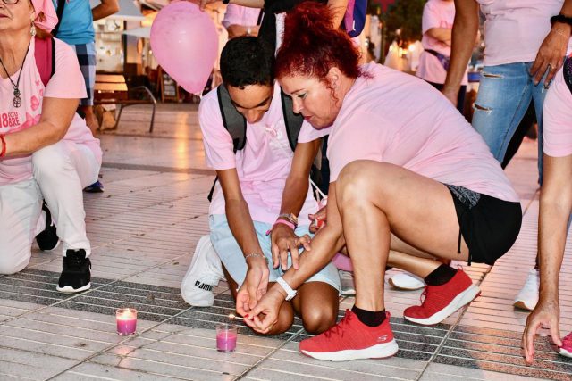 Encendido de las velas que formaron el lazo en Playa de Mogán