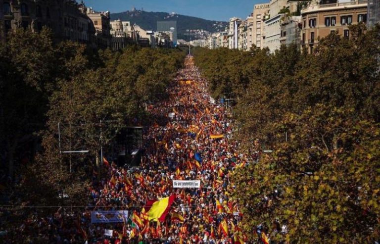 Miles de personas piden en Barcelona que se ponga fin al ‘procés’ y a la violencia independentista