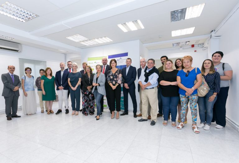 Fundación DinoSol cede un local a la Asociación de Enfermos Reumáticos de Tenerife