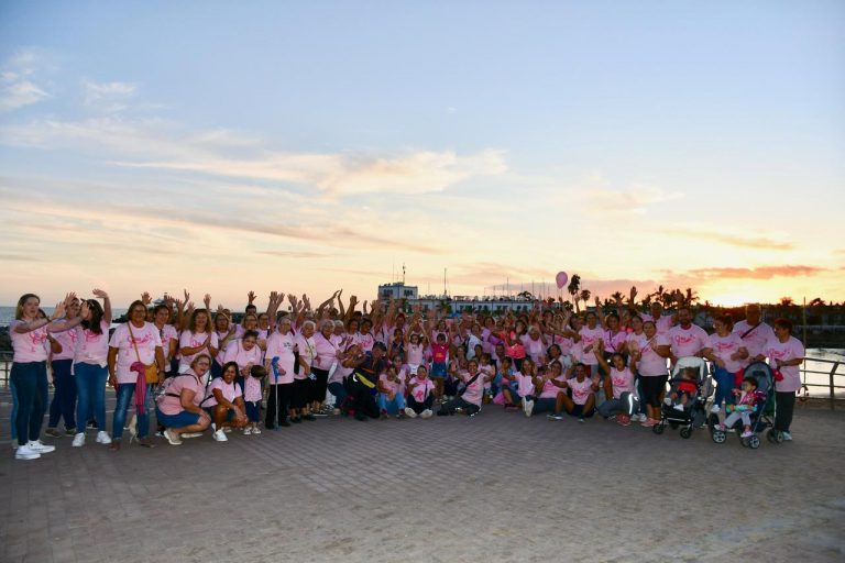 Una marea rosa contra el cáncer de  mama recorre Playa de Mogán