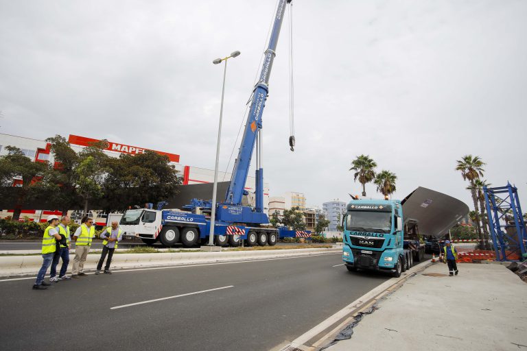 El Ayuntamiento instala las dos piezas centrales de la Pasarela del Puerto Onda Atlántica que atraviesan la avenida Marítima