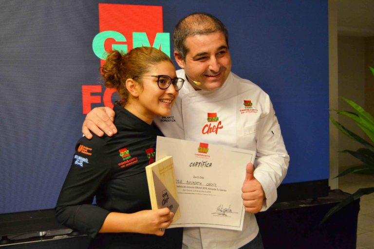 Yaiza Castilla felicita a una alumna de Hecansa por clasificarse para la final nacional del concurso GM Chef 2019​