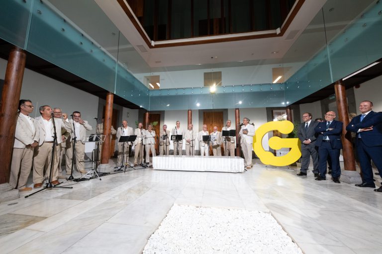 Guaguas Municipales muestra su esencia e idiosincrasia en una exposición a bordo de 20 vehículos y en las Casas Consistoriales con motivo de su 40 aniversario