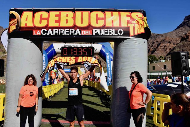 Llegada a meta de Willy García vendero categoría masculina de la distancia de 7 km