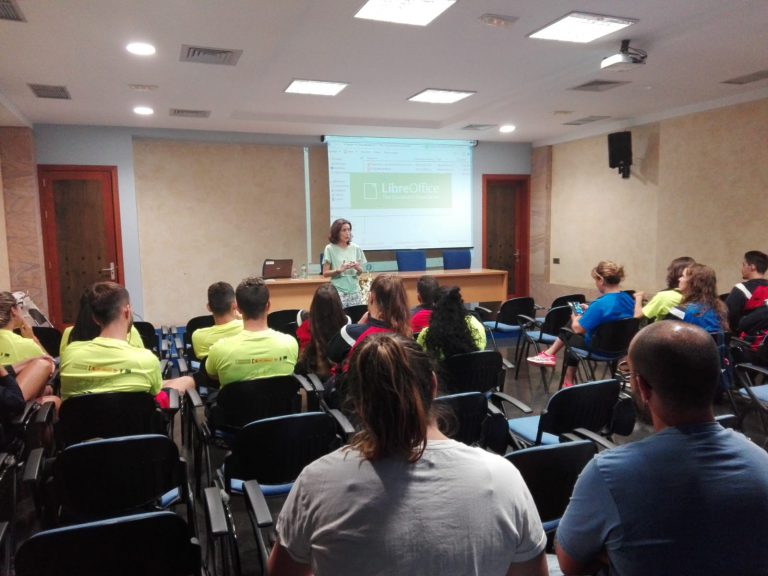 Los jóvenes reciben asesoramiento sobre las ventajas del Sistema Nacional de Garantía Juvenil para la empleabilidad y el emprendimiento