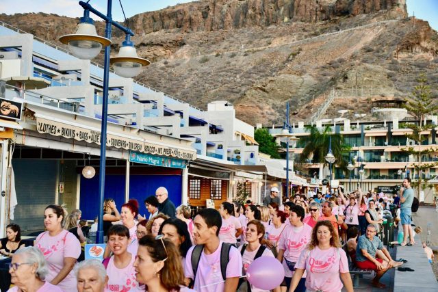 Marcha contra el cáncer de mama pasa. por la avenida de la playa de Mogán