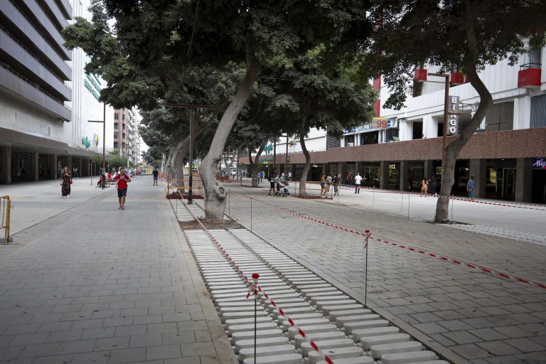 El Ayuntamiento abre un nuevo tramo a los peatones en Mesa y López entre las calles General Vives y Galicia