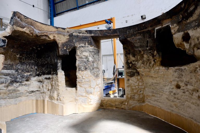 La réplica de la bóveda de Risco Caído ya cuenta con sus asombrosas primeras piezas