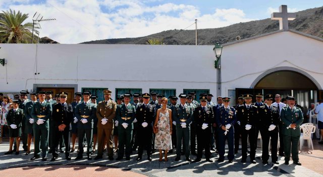 Onalia Bueno con el cuerpo de la Guardia Civil y los miembros de la Policía Local y el jefe Protección Civil presentes en la celebración del Día de la Hispanidad