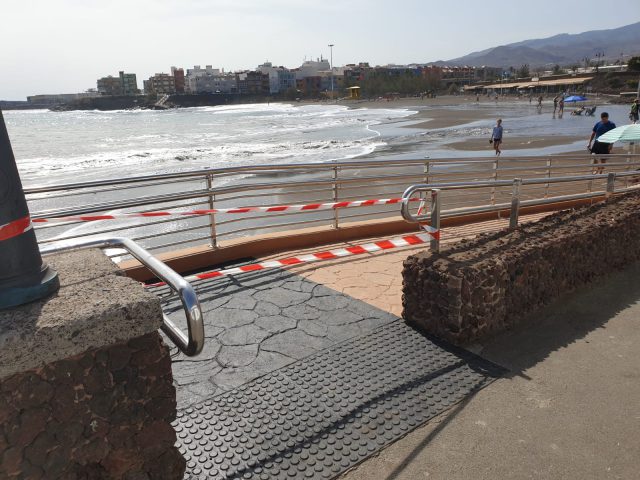 Playas advierte de la prohibición del baño en Telde debido a la situación adversa del mar 3 Pleamar 1