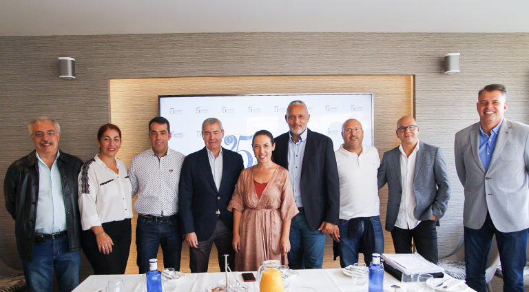 La alcaldesa de Santa Cruz de Tenerife y la asociación empresarial Zona Centro celebran un encuentro de trabajo