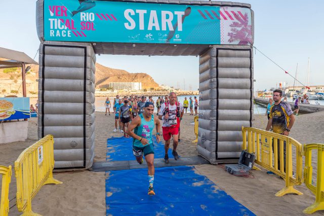Salida de la I Vertical Race Riosol en la playa de Puerto Rico