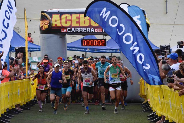 Salida de las distancias de 26 y 16 km de la VI Acebuches Trail