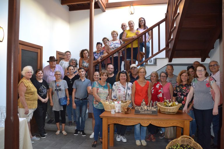 Éxito de participación en el taller de elaboración tradicional de aceitunas con mojo que se celebró ayer en Agüimes