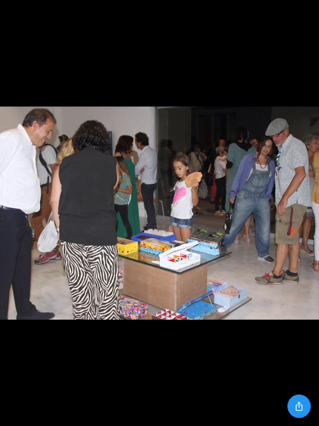 Varias personas contempla la exposición en Casa África