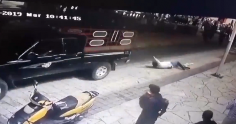 Arrastran desde un coche a un alcalde que incumplió sus promesas electorales