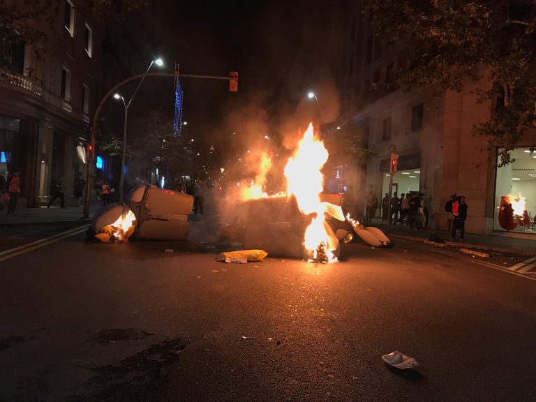 Huelga general en Cataluña tras otra noche de violentos enfrentamientos