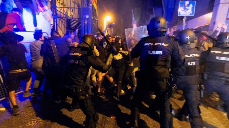 Casi 200 agentes heridos en Cataluña desde que el lunes comenzaron los disturbios