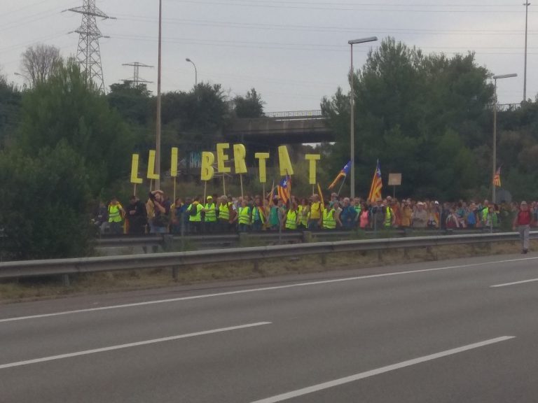 Grupos independentistas cortan la AP-7 en la frontera con Francia