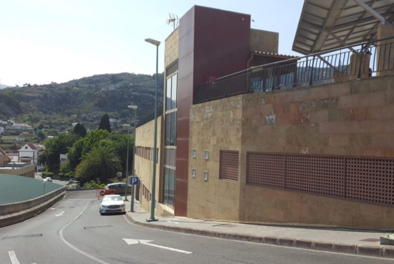 El Ayuntamiento y el Cabildo de GC tramitan la cesión estable del aparcamiento de la Estación de Guaguas