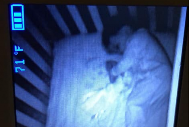 La pesadilla de una madre que creyó ver la cara de un bebé fantasma en la cuna junto a su hijo