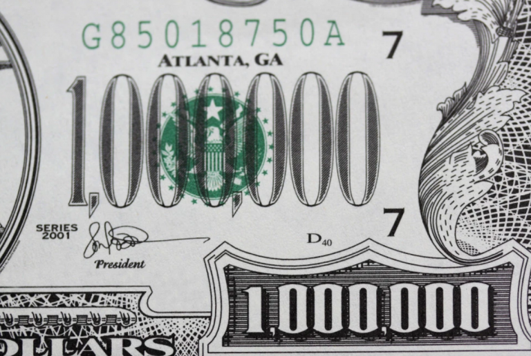 Un hombre intenta abrir una cuenta con un billete falso de un millón de dólares: ¿víctima o falsificador?