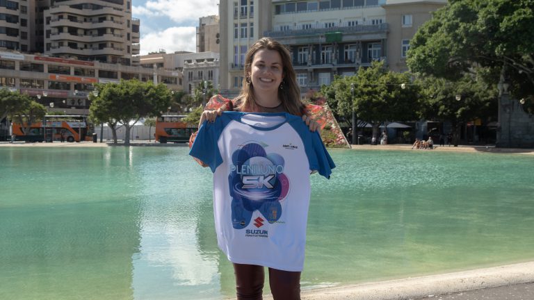 Camisetas blanquiazules para vestir la noche del Plenilunio en Santa Cruz