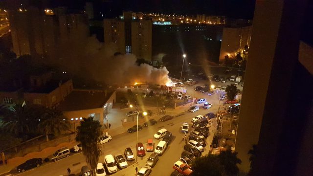 Arden 5 coches que se encontraban aparcados junto al Centro de Salud de La Feria 1 cochesardiendo 2