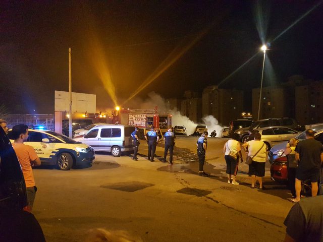 Arden 5 coches que se encontraban aparcados junto al Centro de Salud de La Feria 5 cochesardiendo 3