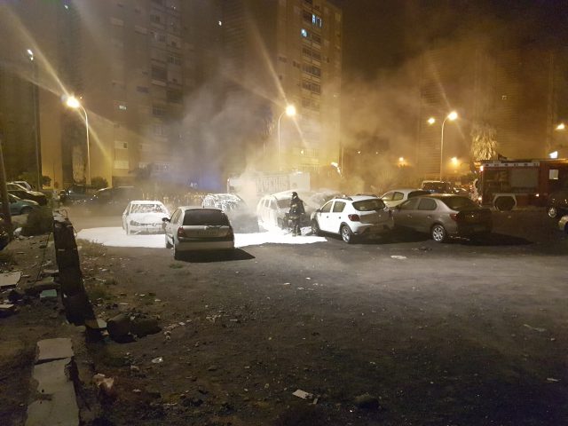 Arden 5 coches que se encontraban aparcados junto al Centro de Salud de La Feria 4 cochesardiendo 4