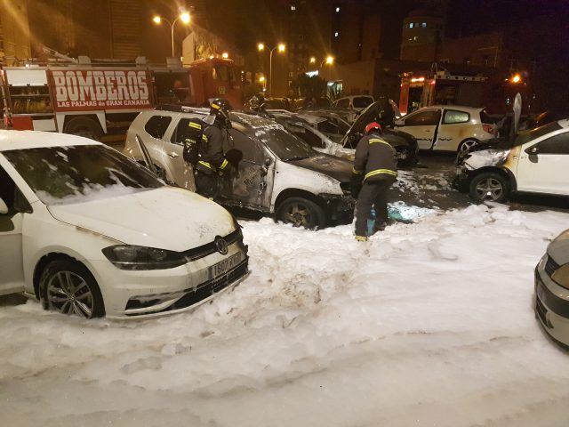 Arden 5 coches que se encontraban aparcados junto al Centro de Salud de La Feria 6 cochesardiendo 5