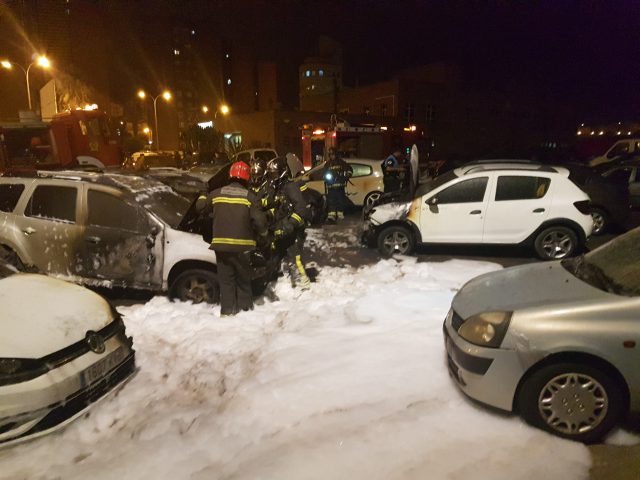 Arden 5 coches que se encontraban aparcados junto al Centro de Salud de La Feria 3 cochesardiendo 6