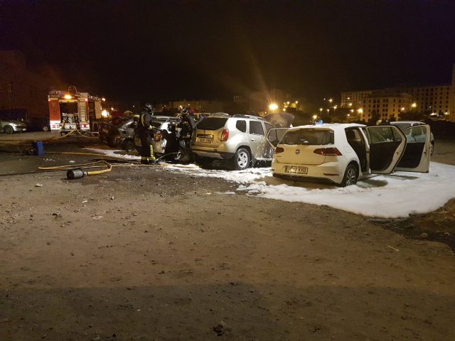 Arden 5 coches que se encontraban aparcados junto al Centro de Salud de La Feria 2 cochesardiendo 8