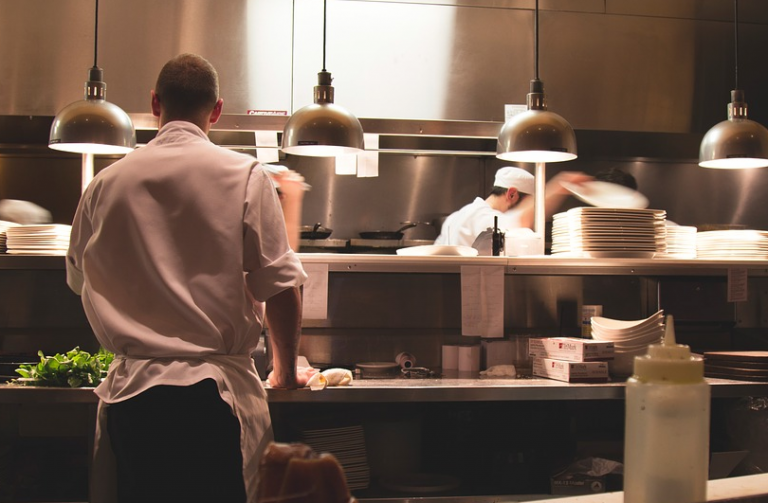Detenido un cocinero de Valladolid por encerrar a un policía en la cocina de su restaurante