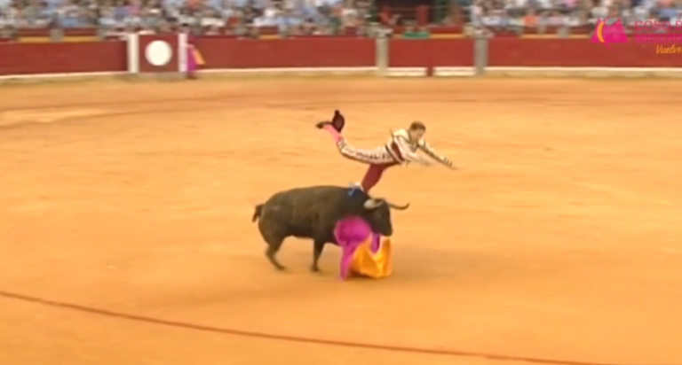 El banderillero Mariano de la Viña, ingresado en la UVI tras esta brutal cogida