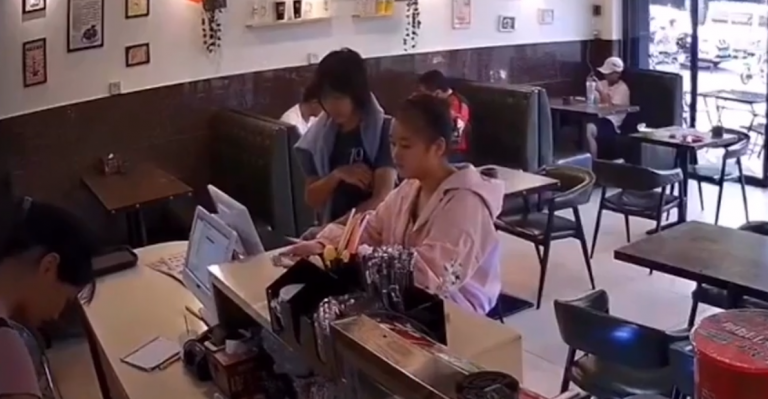 La brutal agresión de una mujer a otra por colarse mientras esperaba para pagar en una tienda