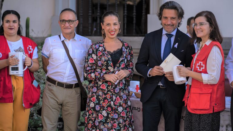 La alcaldesa de Santa Cruz se suma al “Día de la Banderita” de Cruz Roja centrado este año en los mayores