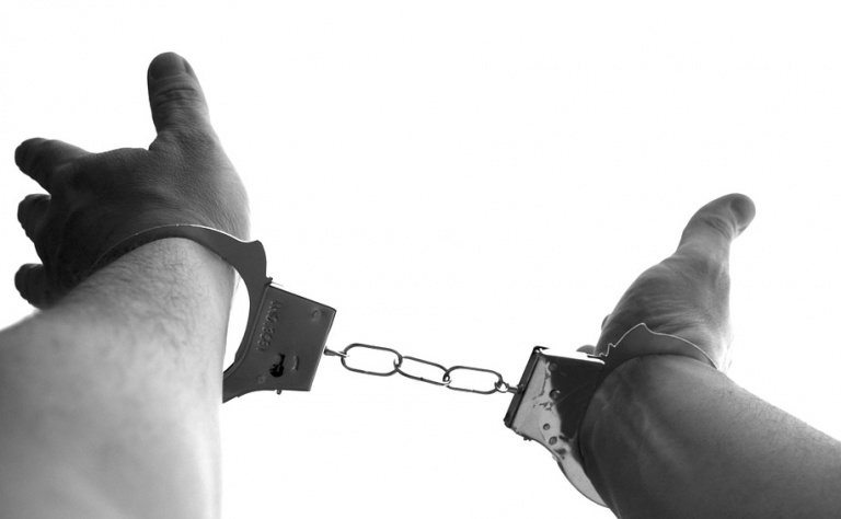 Un guarda de seguridad aburrido se pone sus esposas y descubre que olvidó las llaves en casa