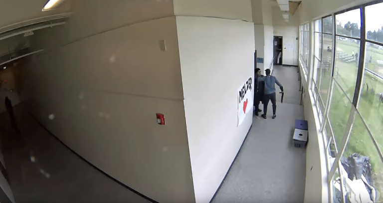 Un profesor impide que un alumno se suicide en los pasillos del instituto