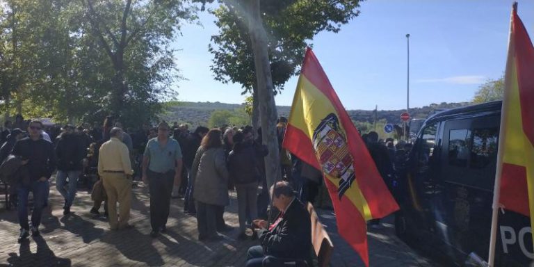 Cientos de personas esperan la llegada de Franco cantando 'La muerte no es el final'