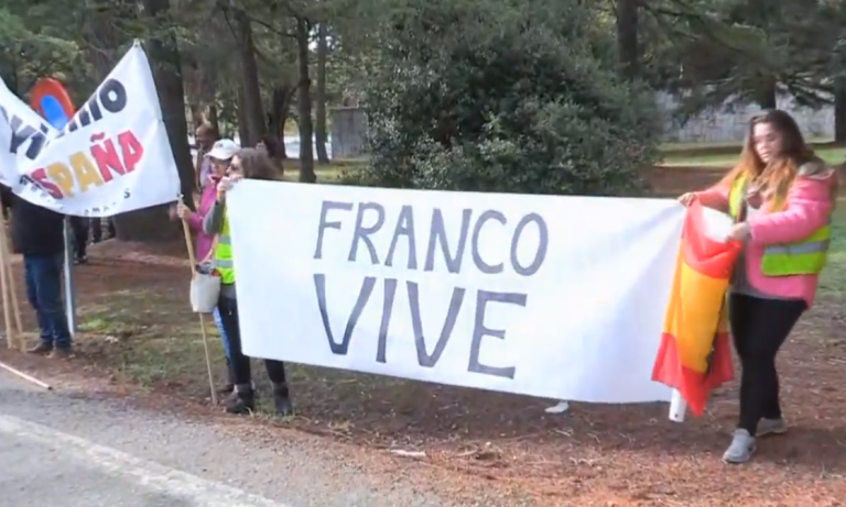 Colocan una pancarta frente al Valle con el lema 'Sánchez desokupa y deja a Franco en paz'